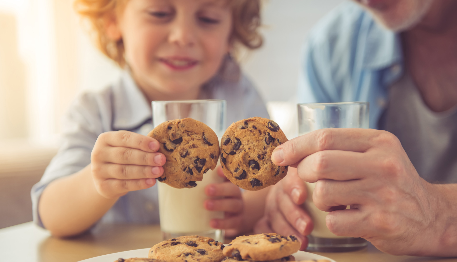 Если печеньем проблема. Ребенок ест печенье. Печеньки для детей. Люди едят шоколадное печенье. Печенье в руке.